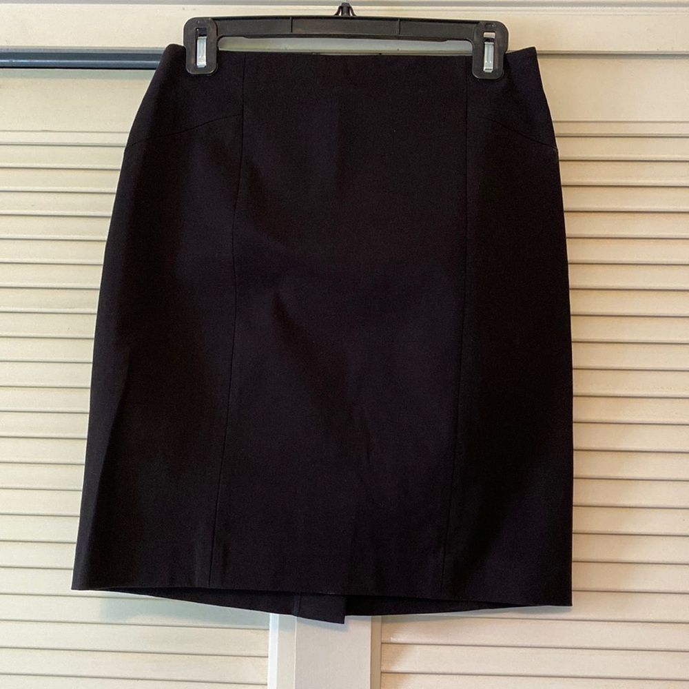 Black Banana Republic Pencil Skirt, sz 2. Flexible material.
